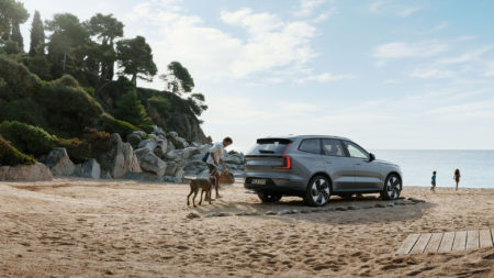 Volvo EX90 na plaży